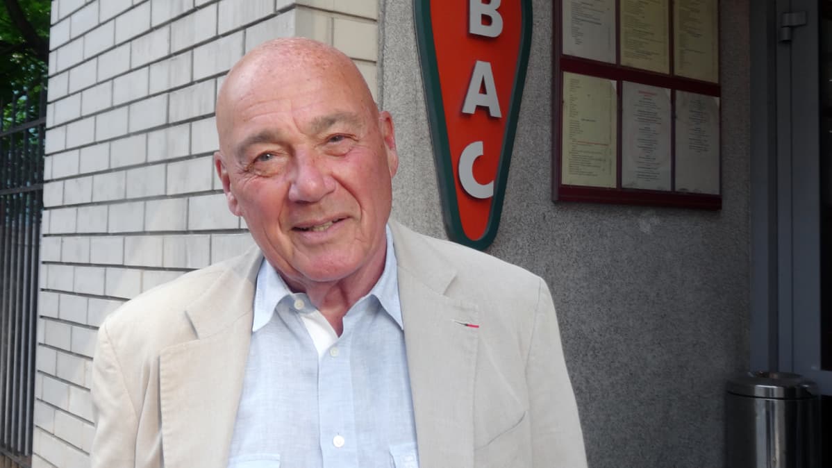 Vladimir Pozner katsoo tekevänsä tärkeätä työtä.