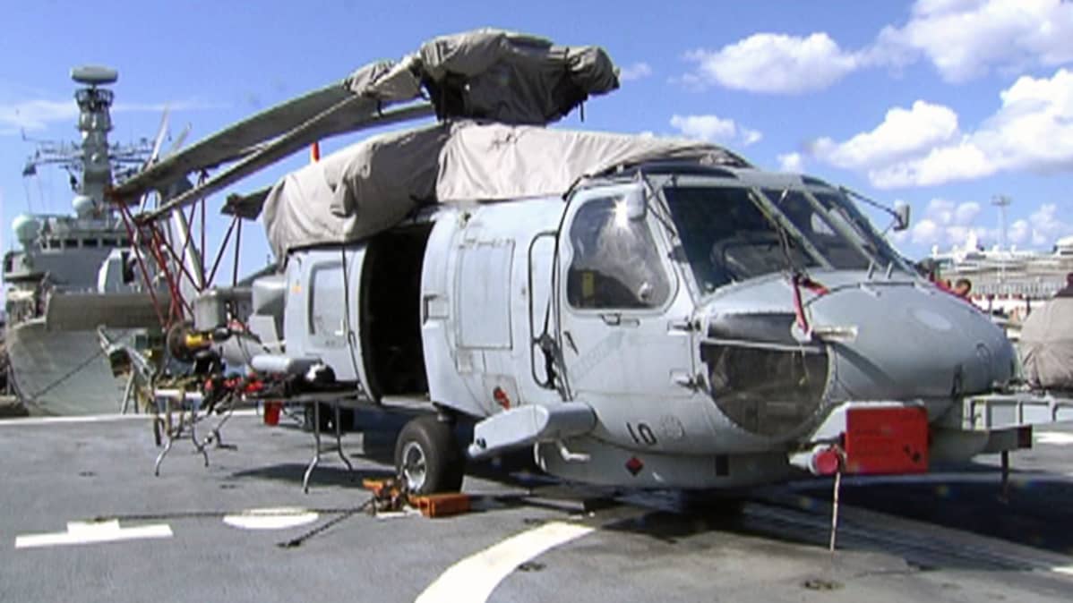Helikopteri laivan kannella.