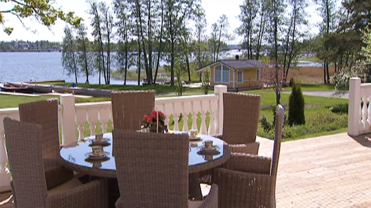 Näkymä huvilan terassilta järvelle.
