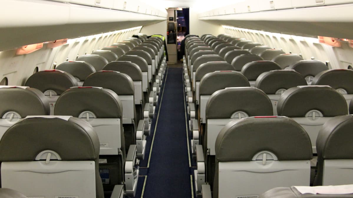 Denim Air Fokker 100 matkustamo