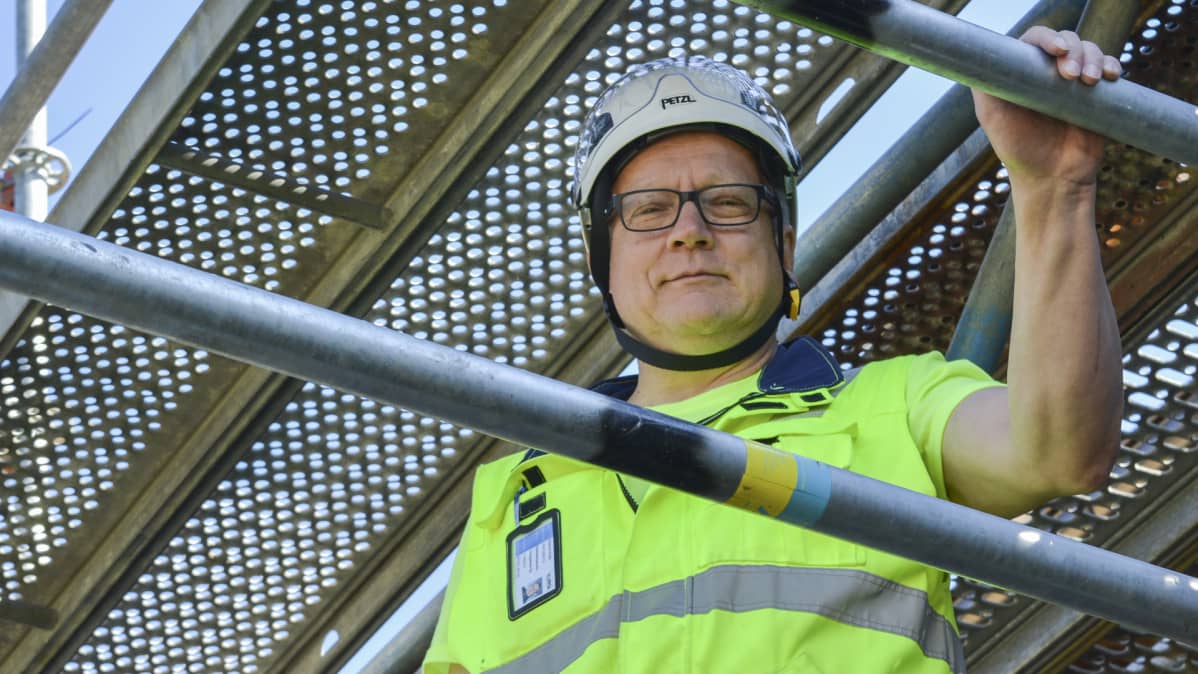 Työmaapäällikkö Erkki Hujanen työmaatelineillä