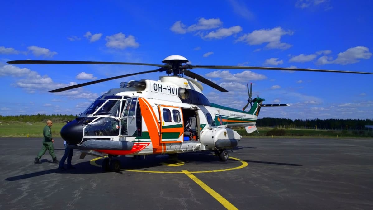 Rajavartiolaitoksen Super Puma lähdössä Turun kentältä toukokuussa 2016.