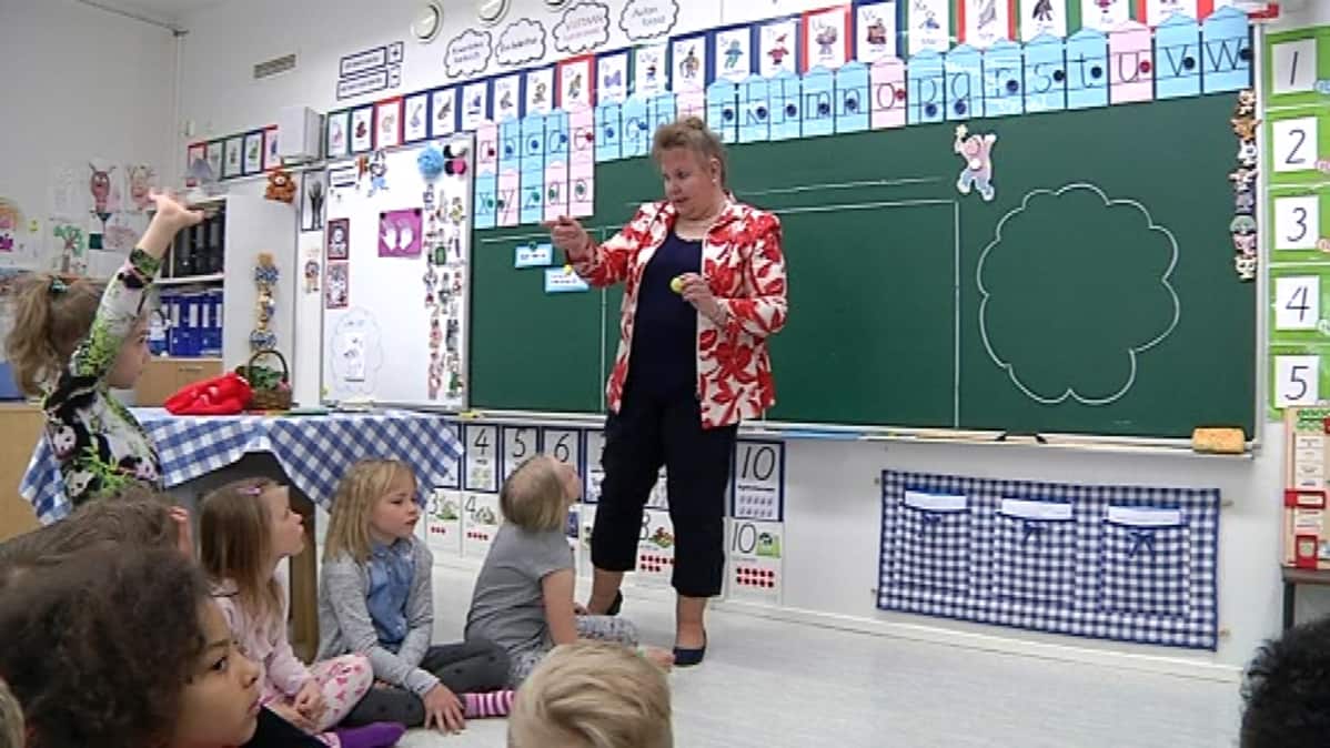 Kuokkalan yhtenäiskoulussa kokeillaan kirjatonta matematiikan opetusta.