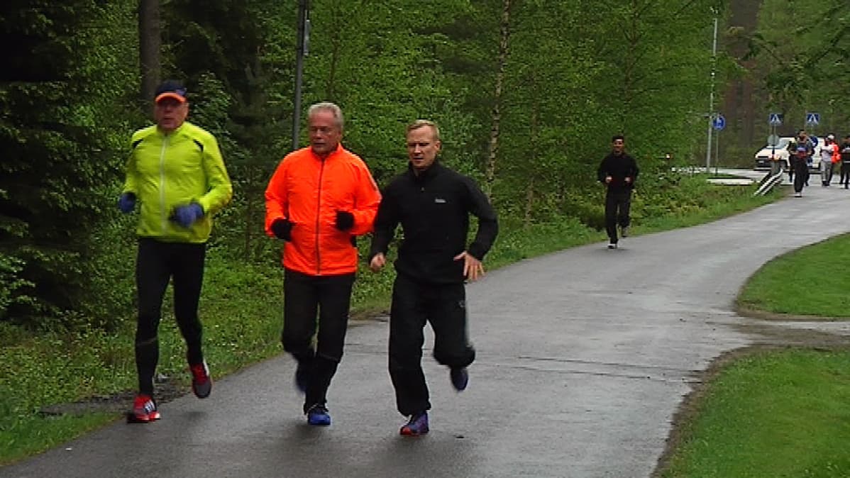 Myös Seinäjoen vastaanottokeskuksen johtaja Henrik Mujunen (oik.) lähti mukaan aamulenkille.