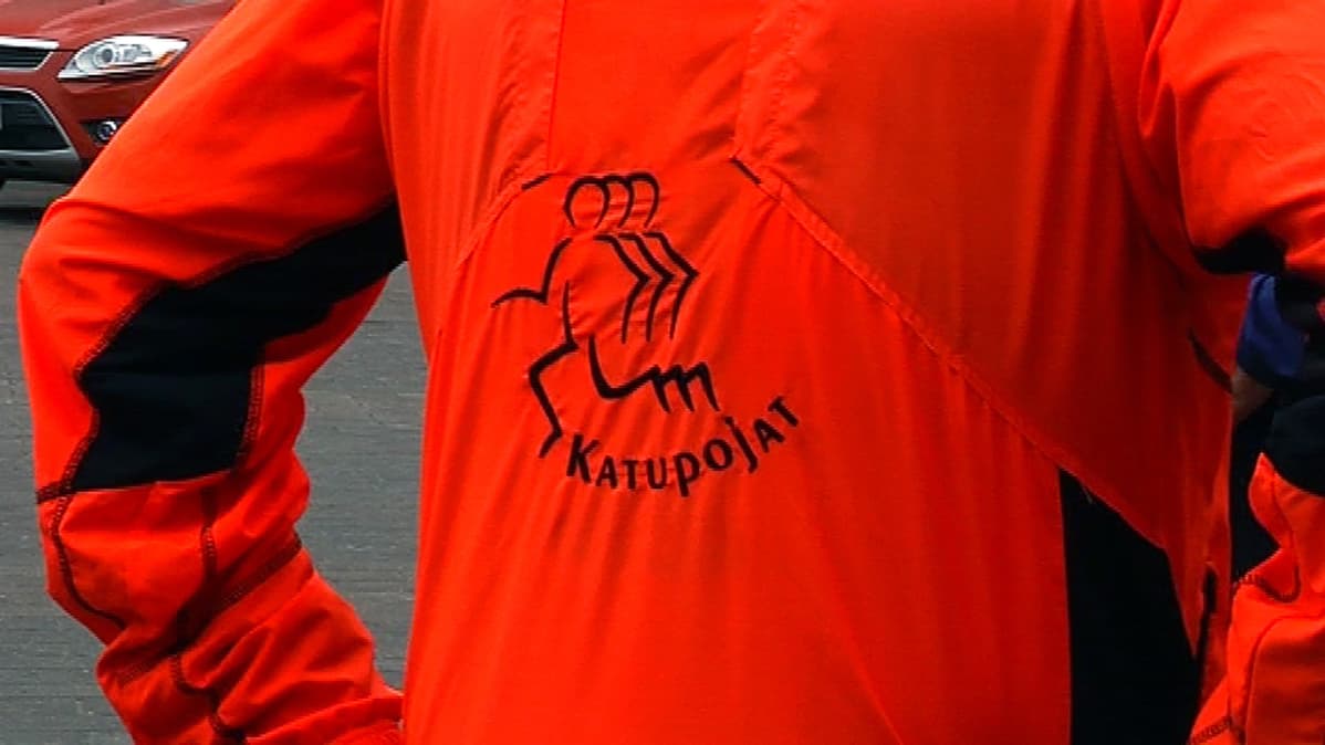 Seinäjokelaisen kuntoliikuntaseuran Katupoikien logo takinselässä.