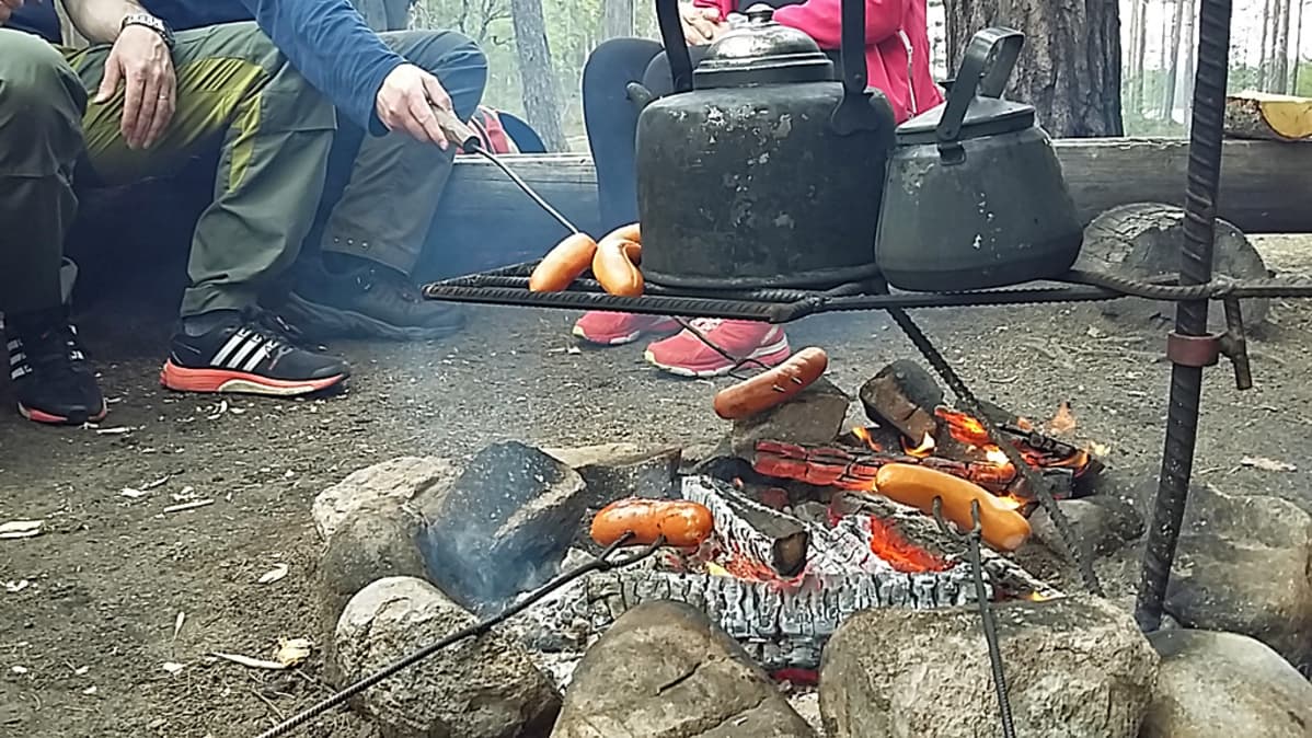 Nuotiopaikalla keitetään kahvia ja paistetaan makkaraa