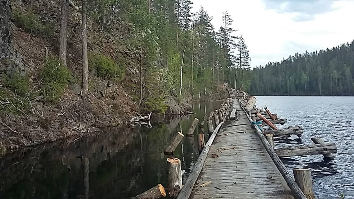 Huonokuntoinen katselulava järvessä kallioisella rannalla