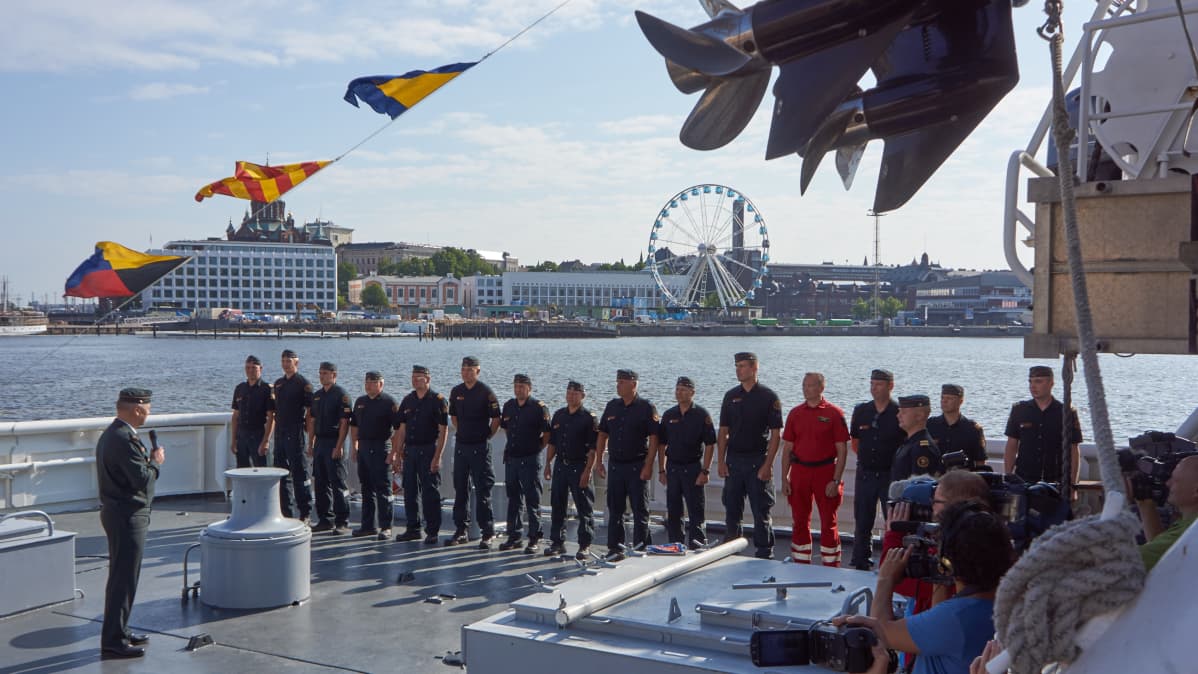 Miehistö kannella puhuttelussa.