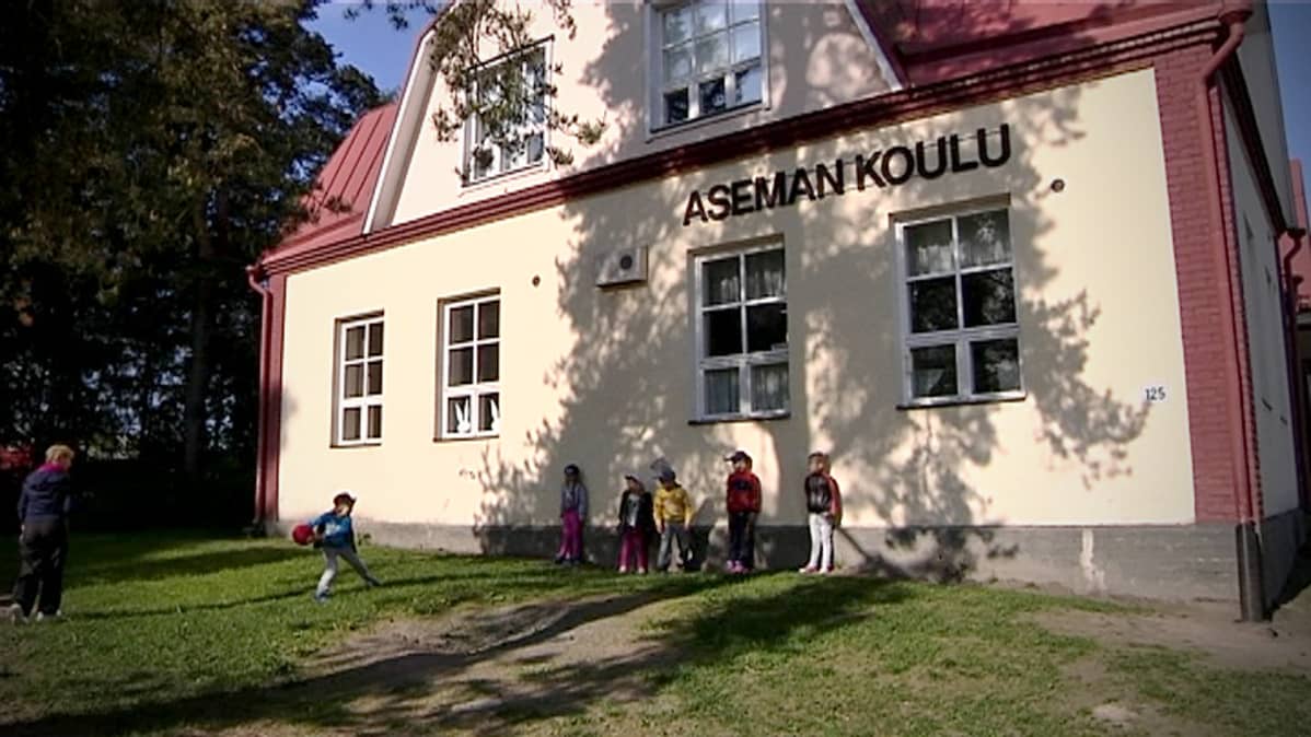 Aseman koulu Ylistarossa.