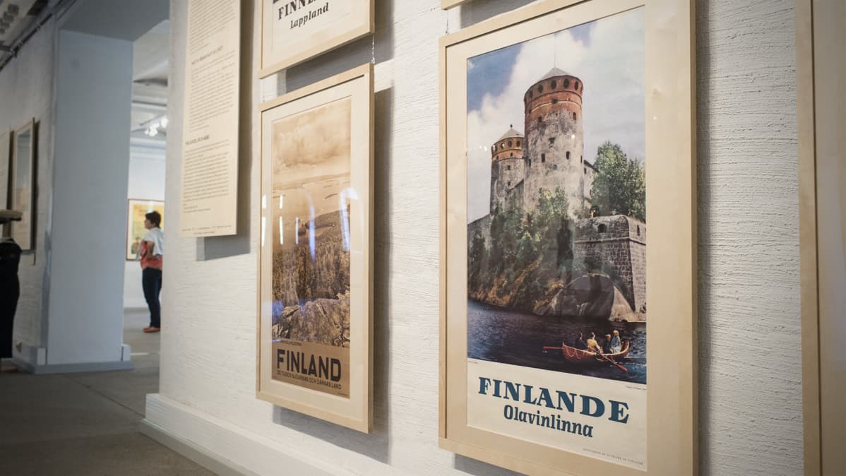 Matkailujulisteita esillä Pietarsaaren tupakkamakasiinilla.