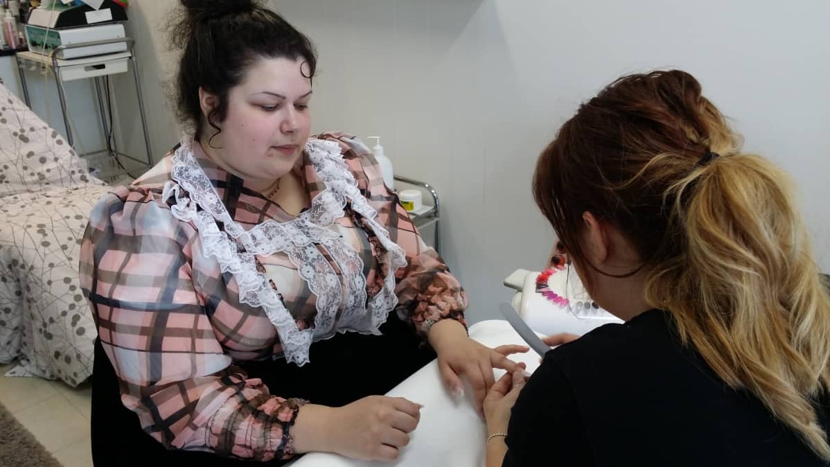 Maarit Viitasaari laittoi Rosita Mäntyniemen kynnet juhlakuntoon. Ripaus sinistä oli tarkoitus laittaa kynsiinkin.