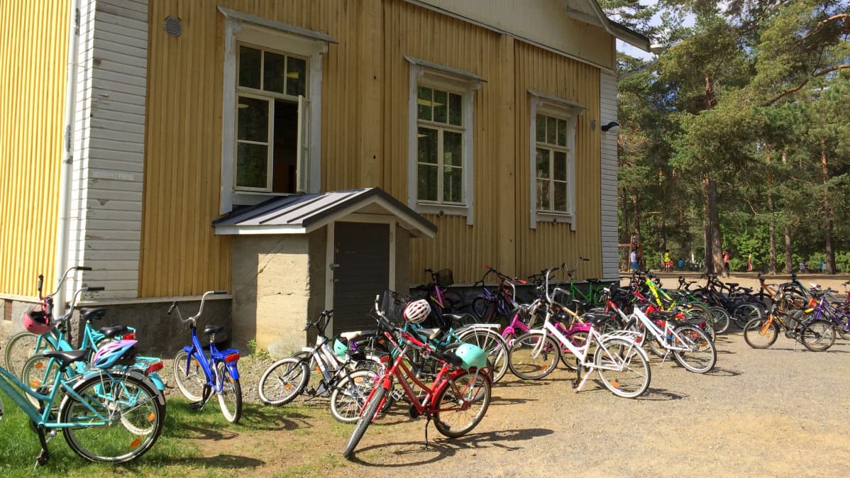 Polkupyöriä koulun pihalla.