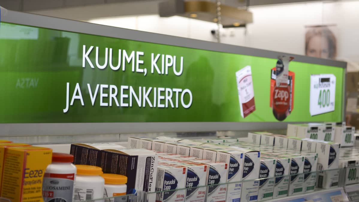 Apteekin hylly, jossa lääkkeitä.