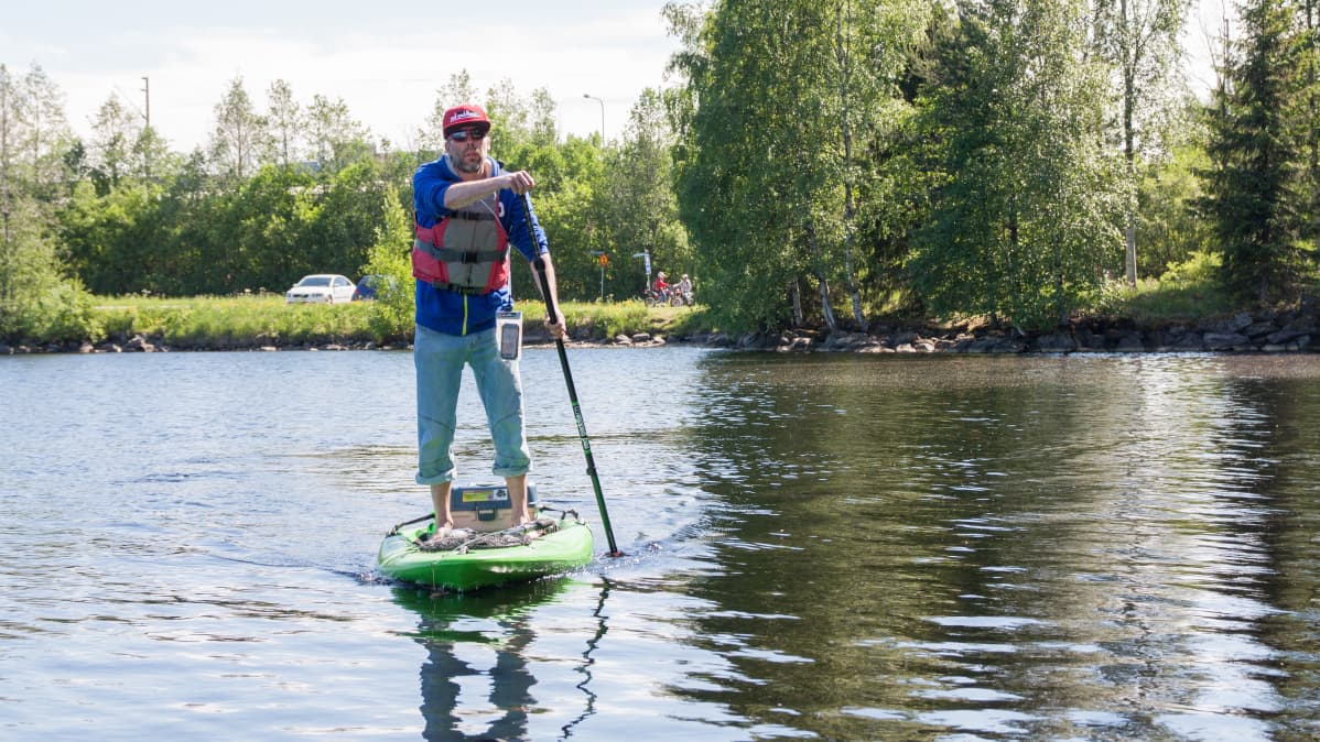 Kajaanilainen SUP-yrittäjä Jyrki Vahlamo meloo SUP-laudalla.