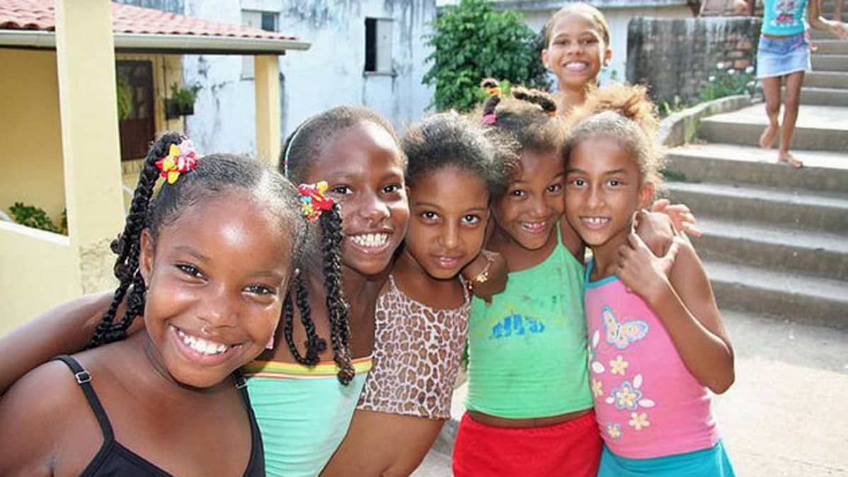Tyttöjä poseeraamassa Brasilian slummialueella.