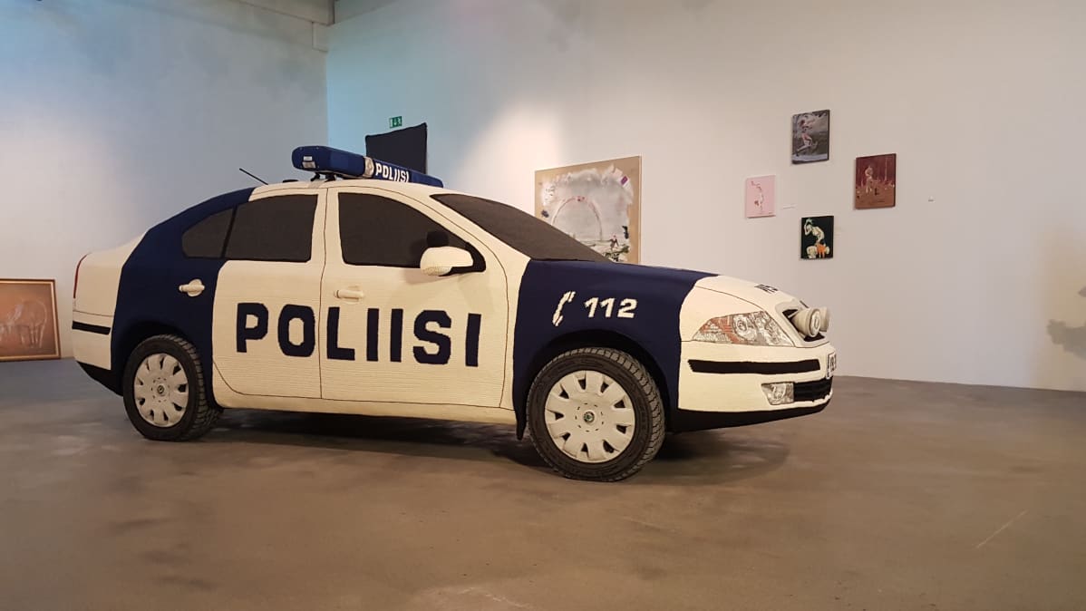 Kaija Papun virkattu poliisiauto näyttää kaukaa oikealta.