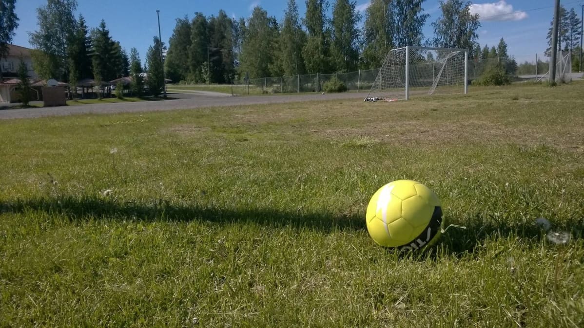 Halkosaaren koulun kentällä mahtuu kesällä vaikka pelaamaan jalkapalloa.