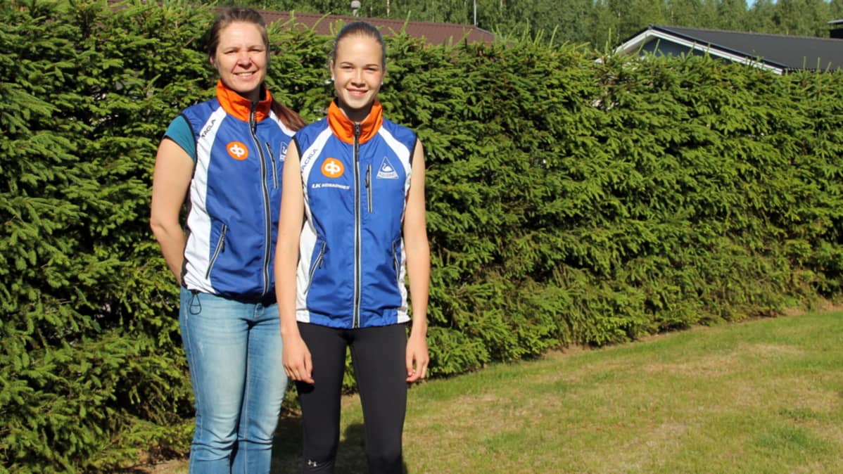 Virpi Pentikäinen ja Viivi Pellinen suunnistavat Venlojen viestissä Joutsenon Kullervon 1 joukkueessa.