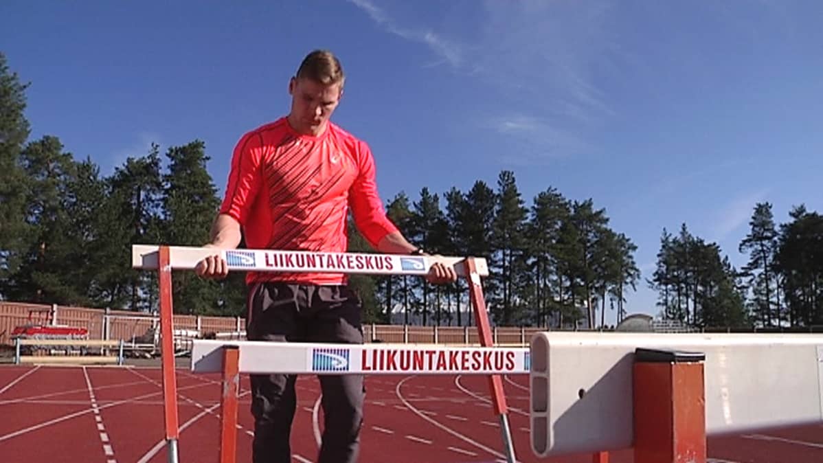 Elmo Lakka Harjun stadionilla pikajuoksuaita sylissään.
