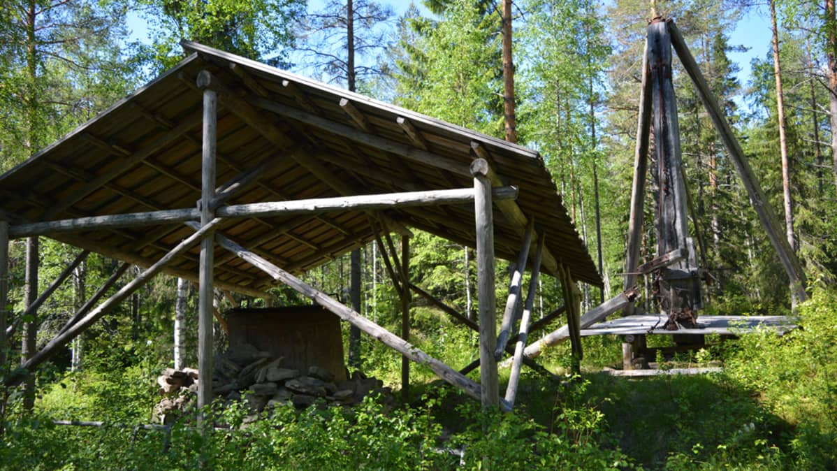 Hallan Ukon terva- ja tärpättitehtaan jäännökset.