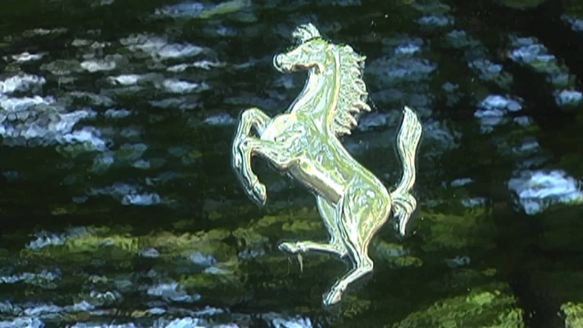 Hevos-logo auton keulassa.