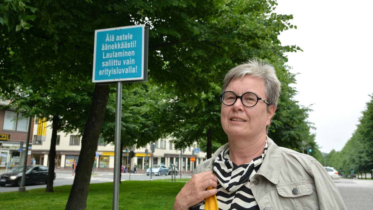 Liikennemerkkitaidetta: Katsoja tuntustumassa kyltteihin
