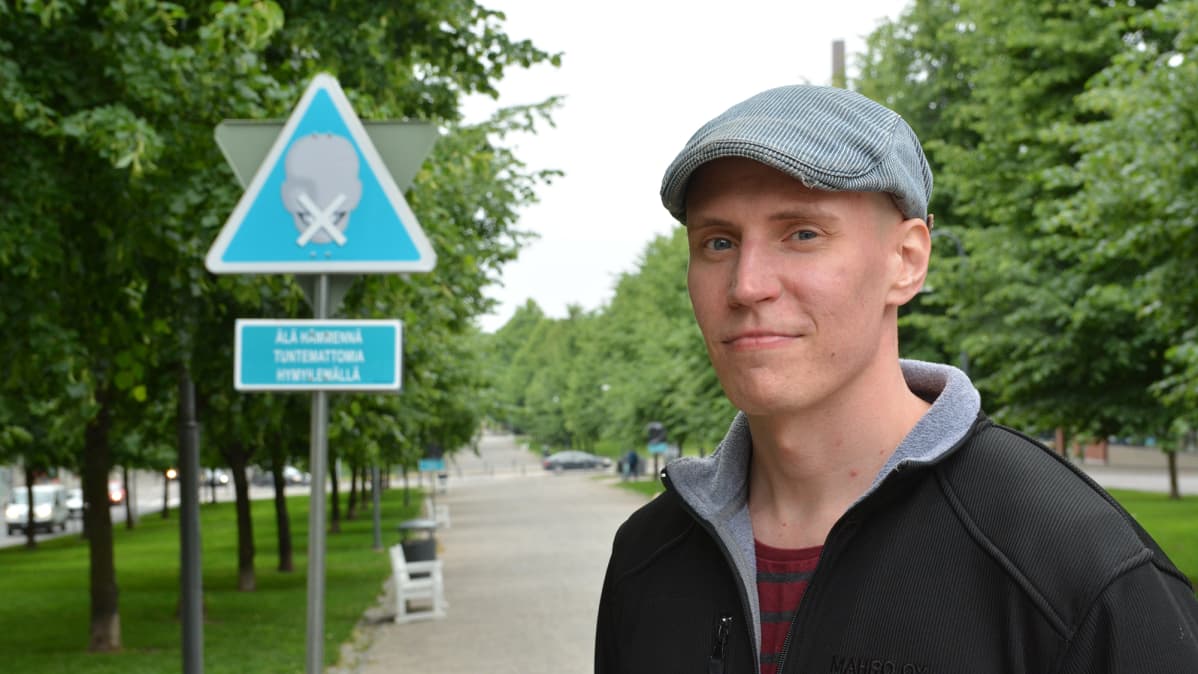 Liikennemerkkitaiteilija Janne Hokkanen Hämeenpuistossa