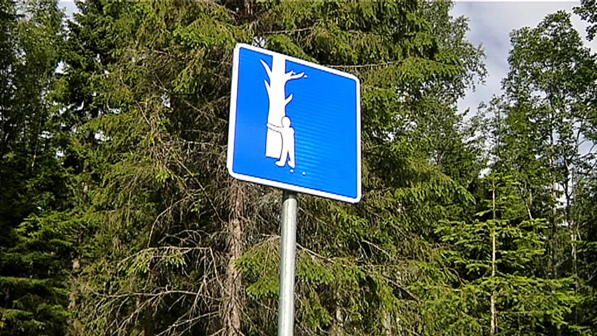 Taidekoulu Oivan oppilaan suunnittelema liikennemerkki Seinäjoen asuntomessualueella.