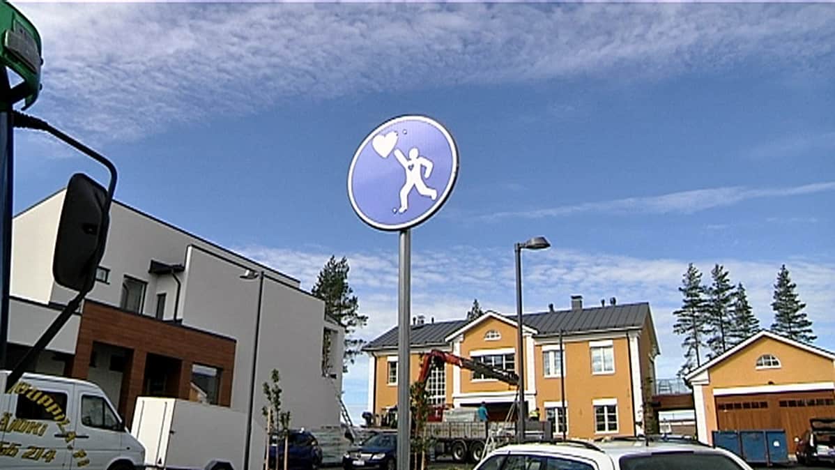 Taidekoulu Oivan oppilaan suunnittelema liikennemerkki Seinäjoen asuntomessualueella.
