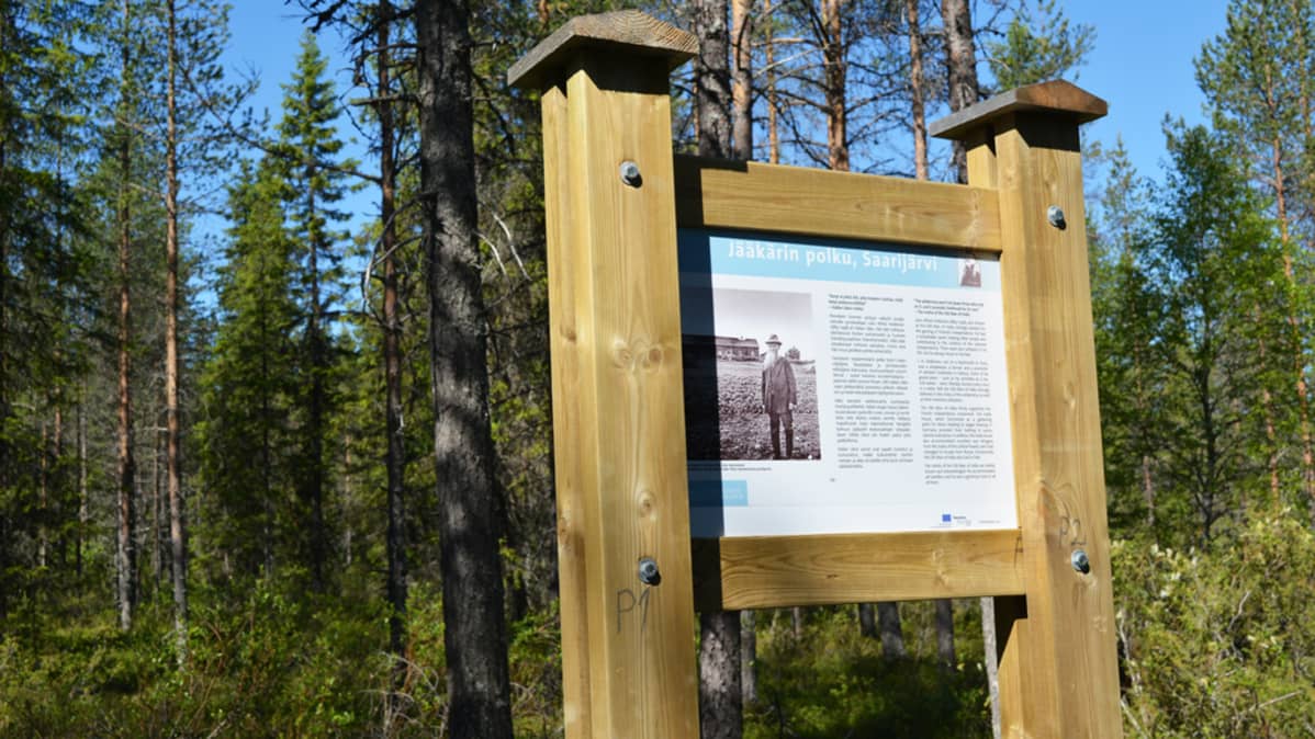 Jääkärien polun kyltti Hyrynsalmella.