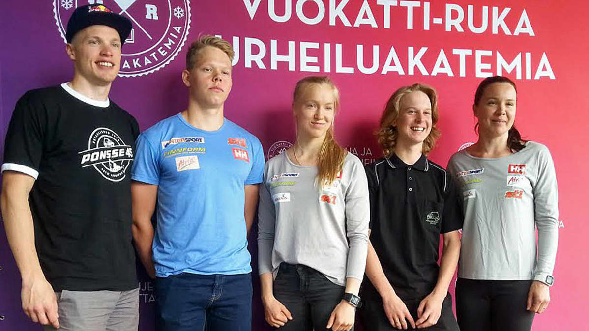 Hiihtäjät Iivo ja Kerttu Niskanen nuorten urheilijalupausten kanssa.