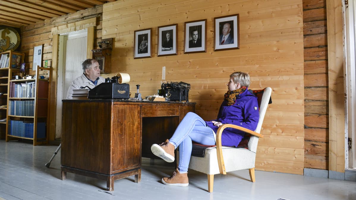 Juontaja Hanna Seikola haastattelee Riihipihan perustaja Iikka Alasalmea Säästöpankkimuseossa Riihipihassa.