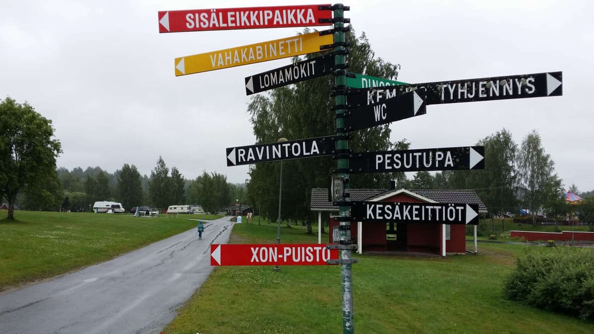 Huvipuistoissa on sadepäivänä tyhjää, poutapäivänä täyttä.