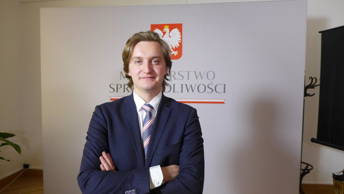 Oikeusministerin tiedottaja Sebastian Kaleta puolustaa hallituksen toimia.