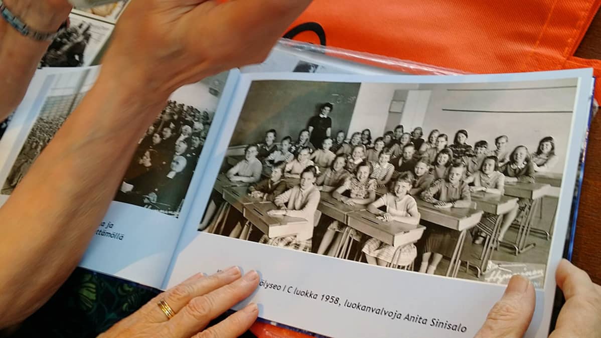 Luokkakuva 1950-luvulta Kajaanin Tyttölyseosta.