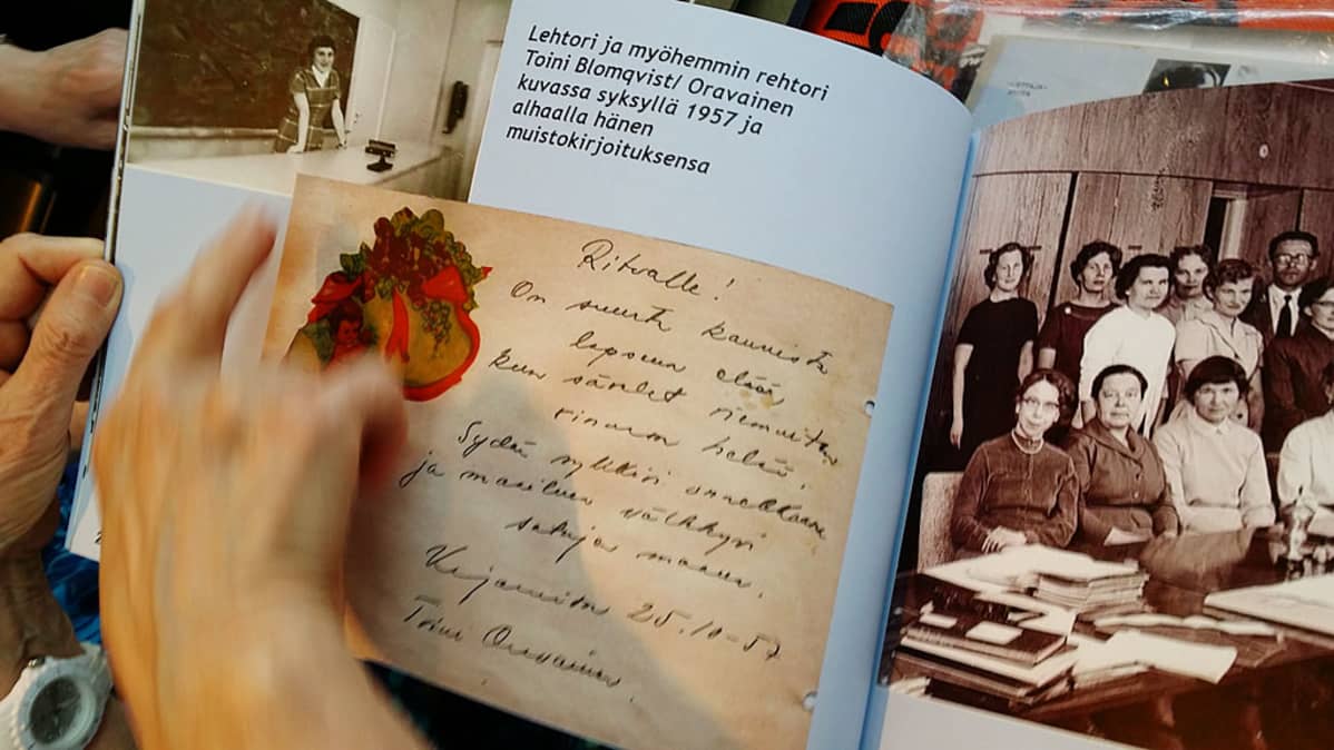 Ritva Vuorenmaan muistokirjassa on tallessa opettajan tervehdys opiskelijalle.