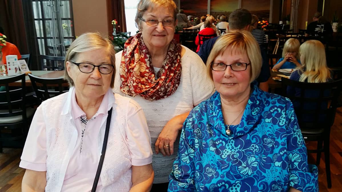 Ritva Vuorenmaa, Marja Leskinen ja Aila Latipää Kajaanin Tyttölyseon keväällä 1966 kirjoittaneiden luokkakokouksessa Kajaanissa heinäikuussa 2016.