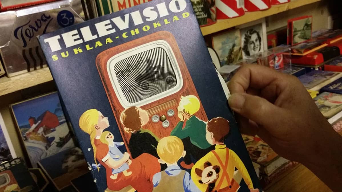 Vanha suklaapakkaus, jossa tv-ruutu, jonka sai elämään.