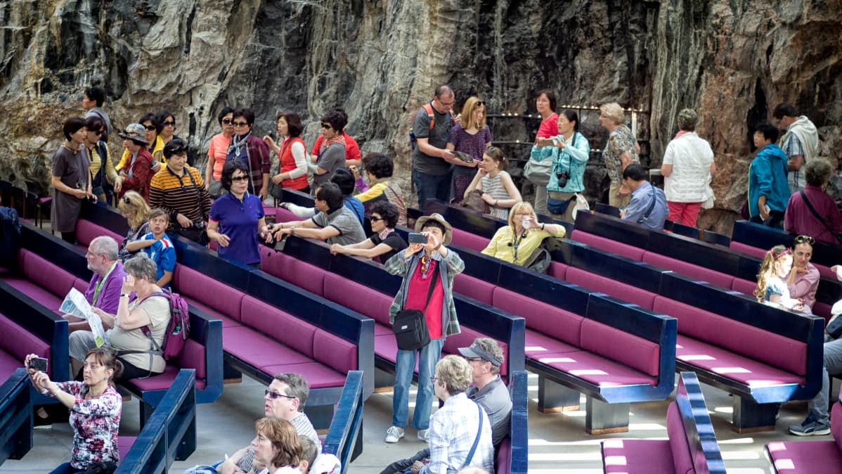 Turisteja Temppeliaukion kirkossa.