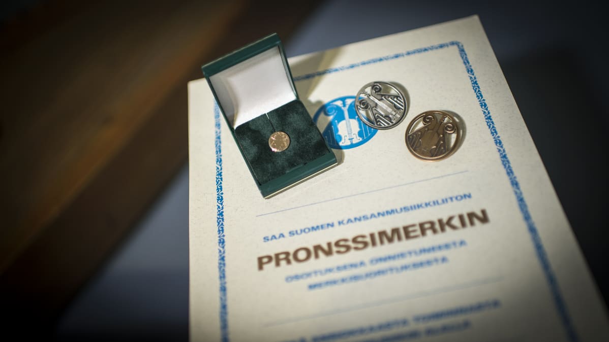 Suomen Kansanmusiikkiliiton Pelimannimerkit sekä kunniakirja.