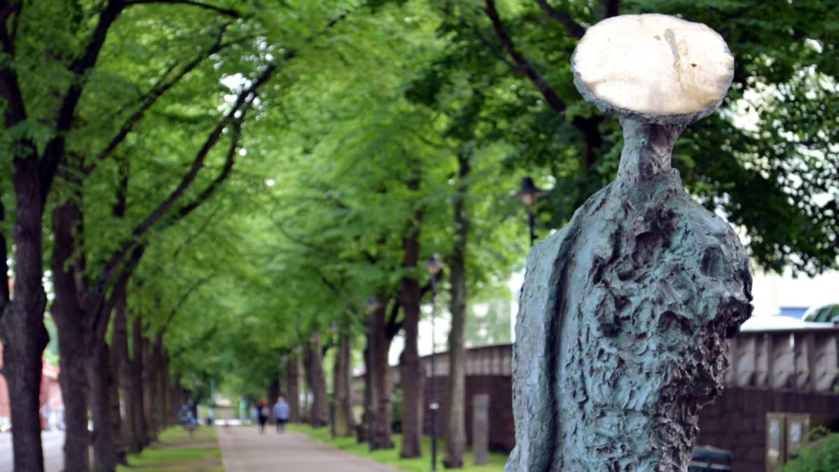 Tapio Junnon teos Aurinkoon katsoja Kotkan veistospromenadilla.
