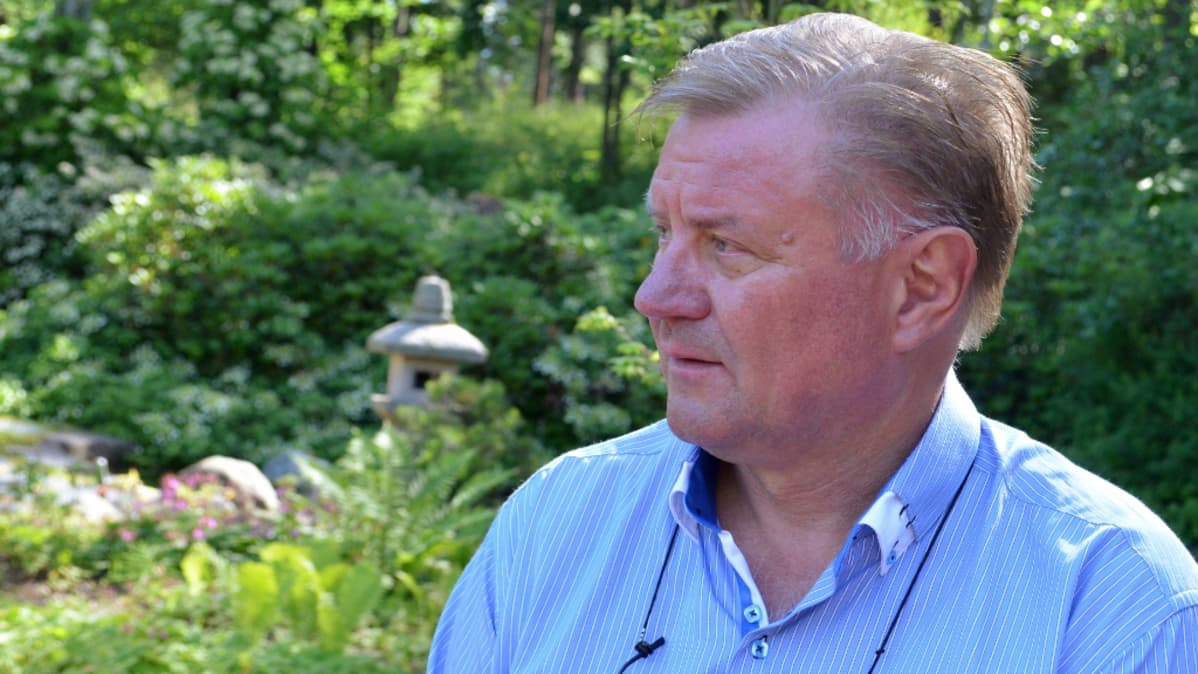 Kotkan kaupunginpuutarhuri Heikki Laaksonen Sapokan vesipuistossa.