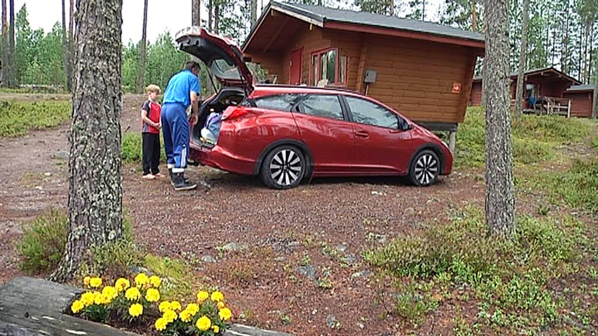 Laihialainen Markku Saari mökkeili Isojoella Kangasjärven leirintäalueella Kuopiossa asuvien lastenlastensa Eepi ja Aaron Kauppisen kanssa.