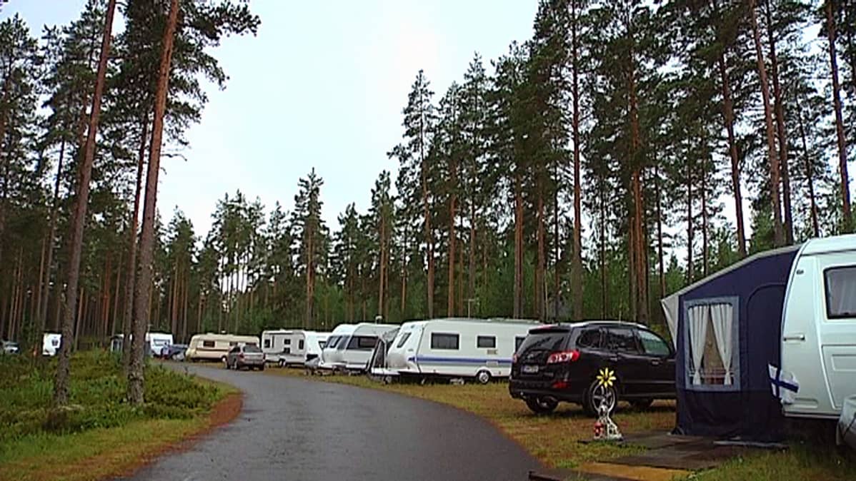 Asuntovaunuja Kangasjärven leirintäalueella Isojoella.