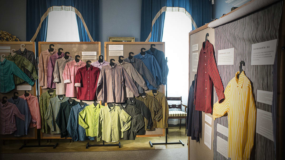 Jokapoika-paitoja esillä Pietarsaaren museossa.