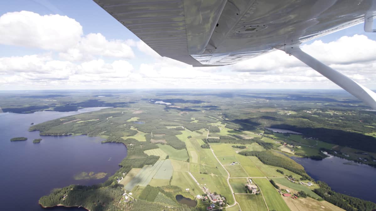 Kainuun maisemaa lentokoneesta kuvattuna.