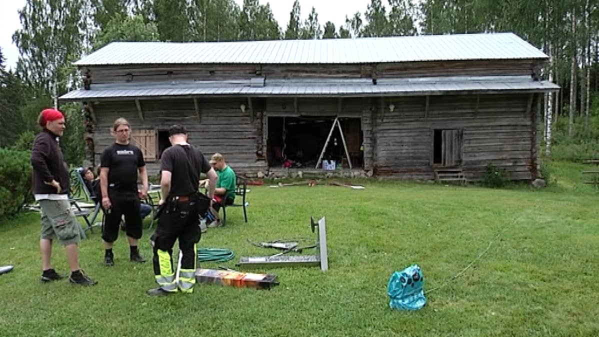 Naamat-festari rakentuu Muuramessa Tuomiston tilalla.