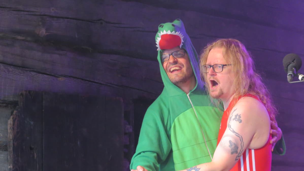 DJ Soft Egg ja DJ Kiik Ruusberg Naamat-festareiden lavalla.