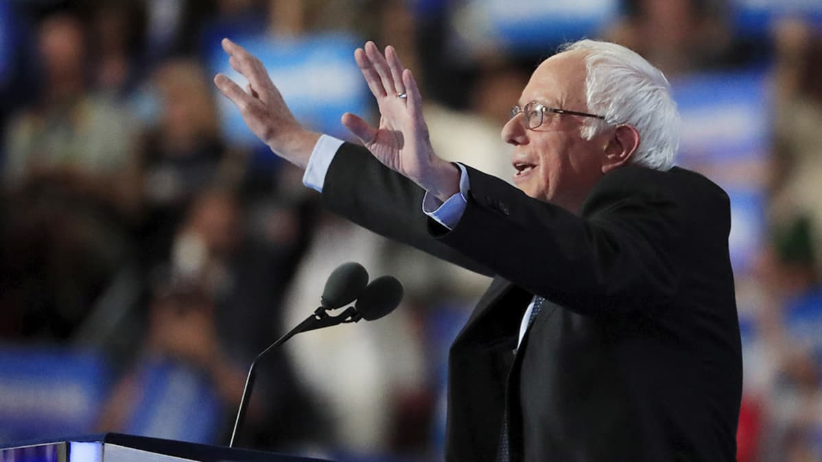 Bernie Sanders puhuu.
