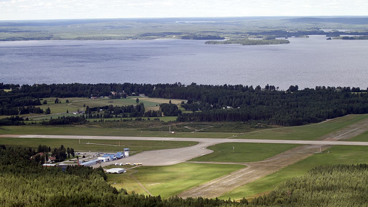 Kajaanin lentoasema ilmasta kuvattuna, taustalla Oulujärven Paltaselkä.